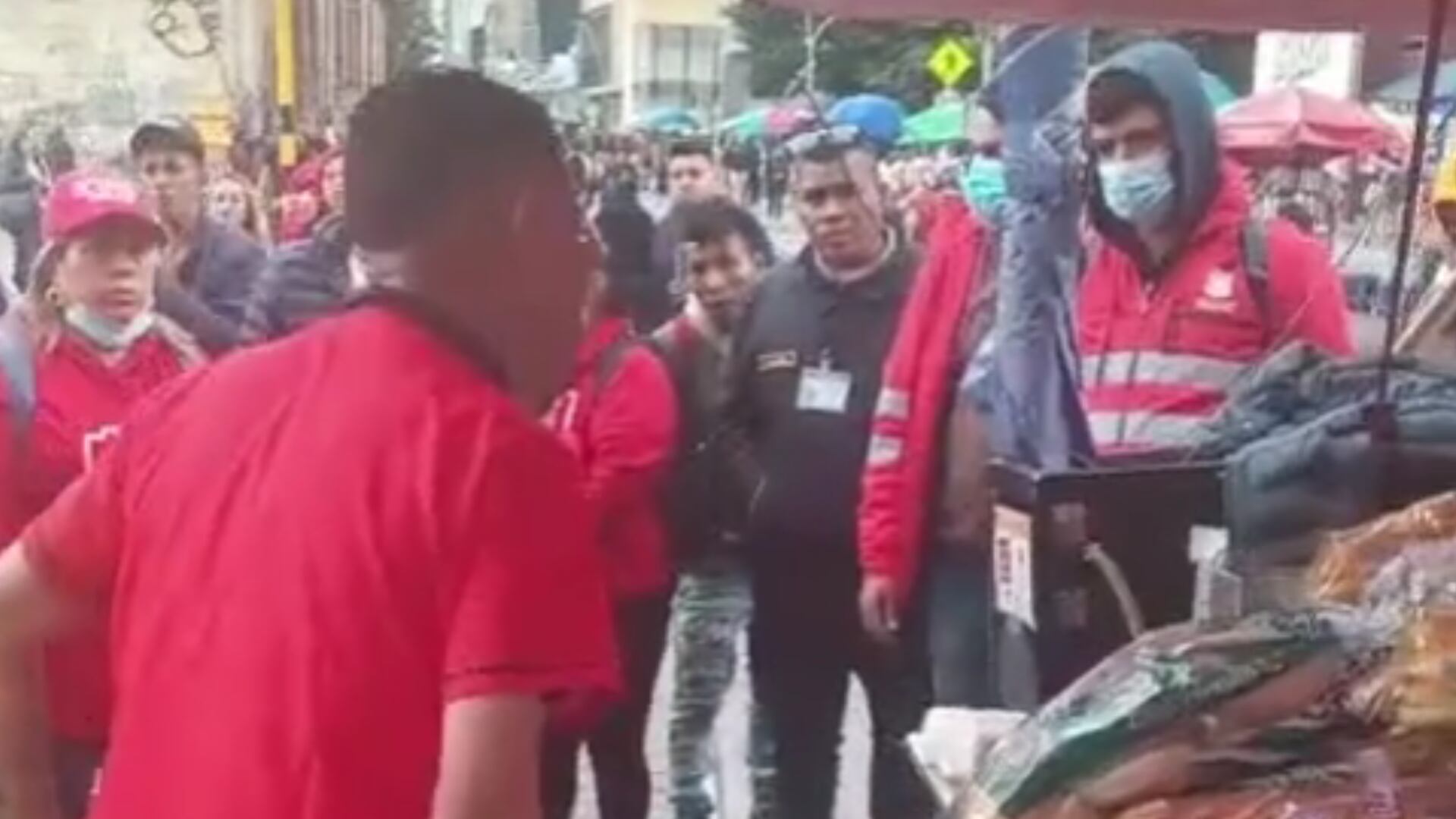 Vendedor de perros de la Séptima en Bogotá se enfrentó a policía