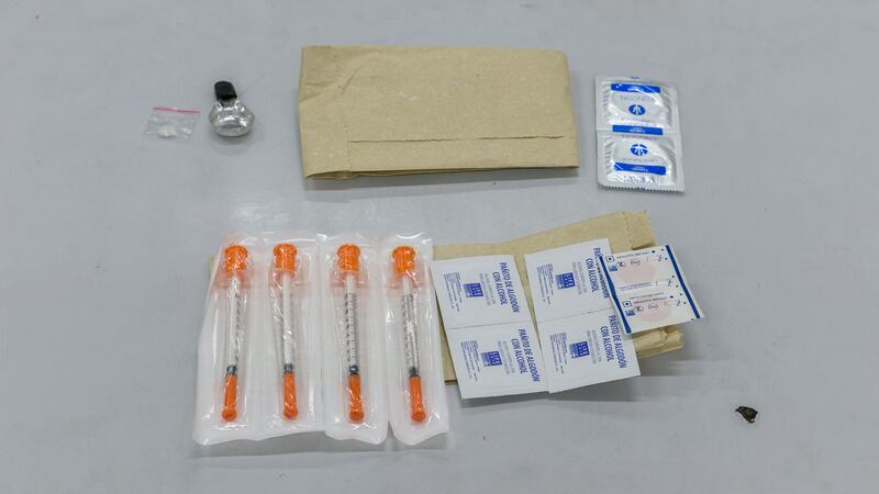 Materiales distribuidos en programas de reducción de daños e higiene para consumir drogas en Cali, Colombia.