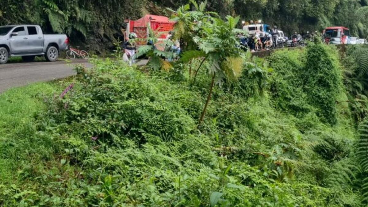 Mujer cayó a enorme abismo mientras hacía ciclismo en vía que conduce a Bogotá
