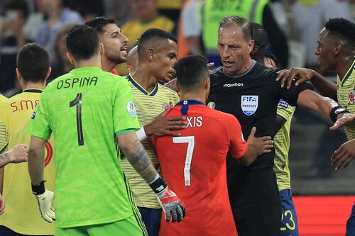 ¡Bendito VAR! Hinchas colombianos agradecen al VAR por el gol anulado contra Chile