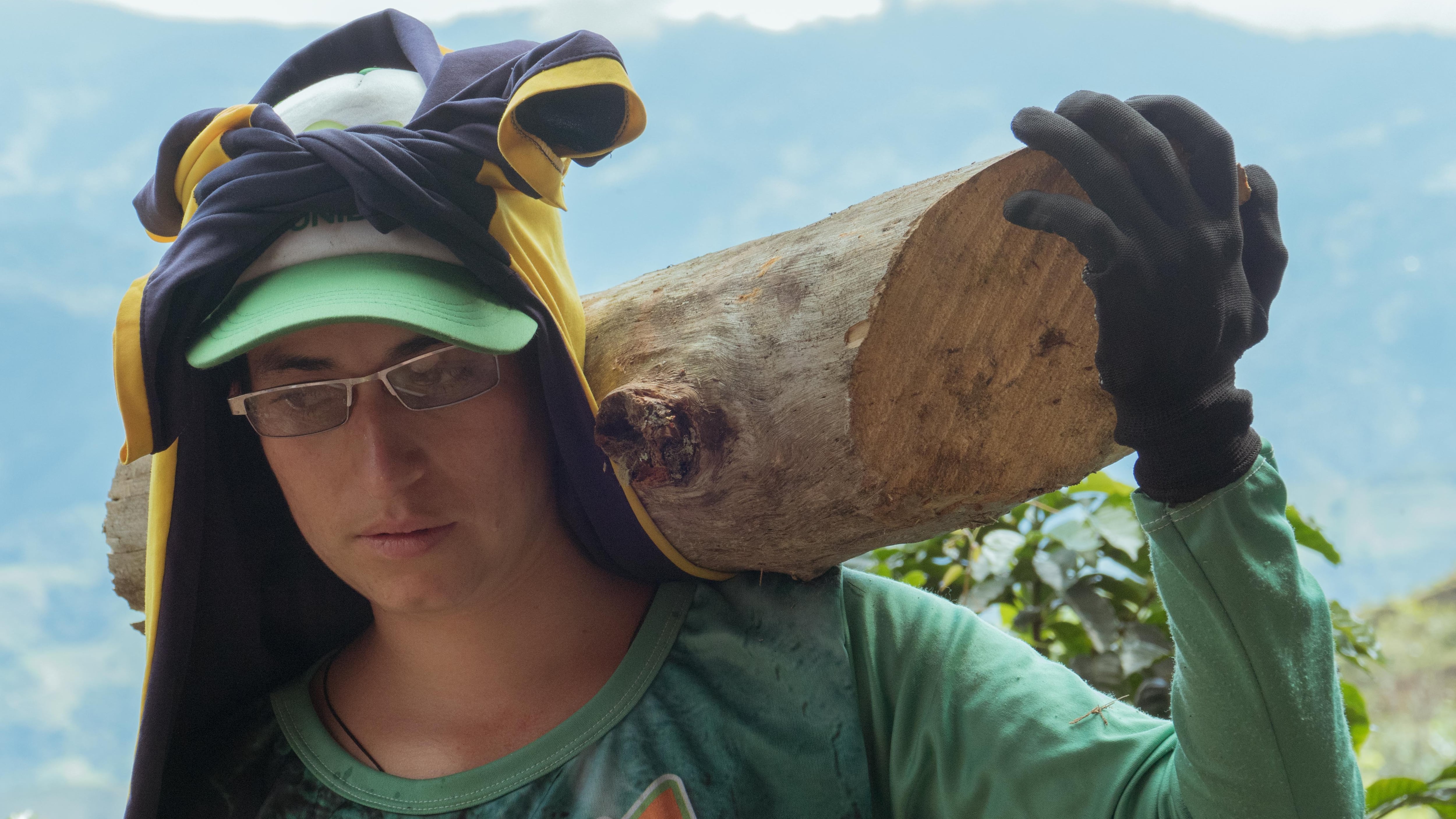 ‘Andariega’: el documental que retrata a las mujeres que cargan el peso del café y la maternidad