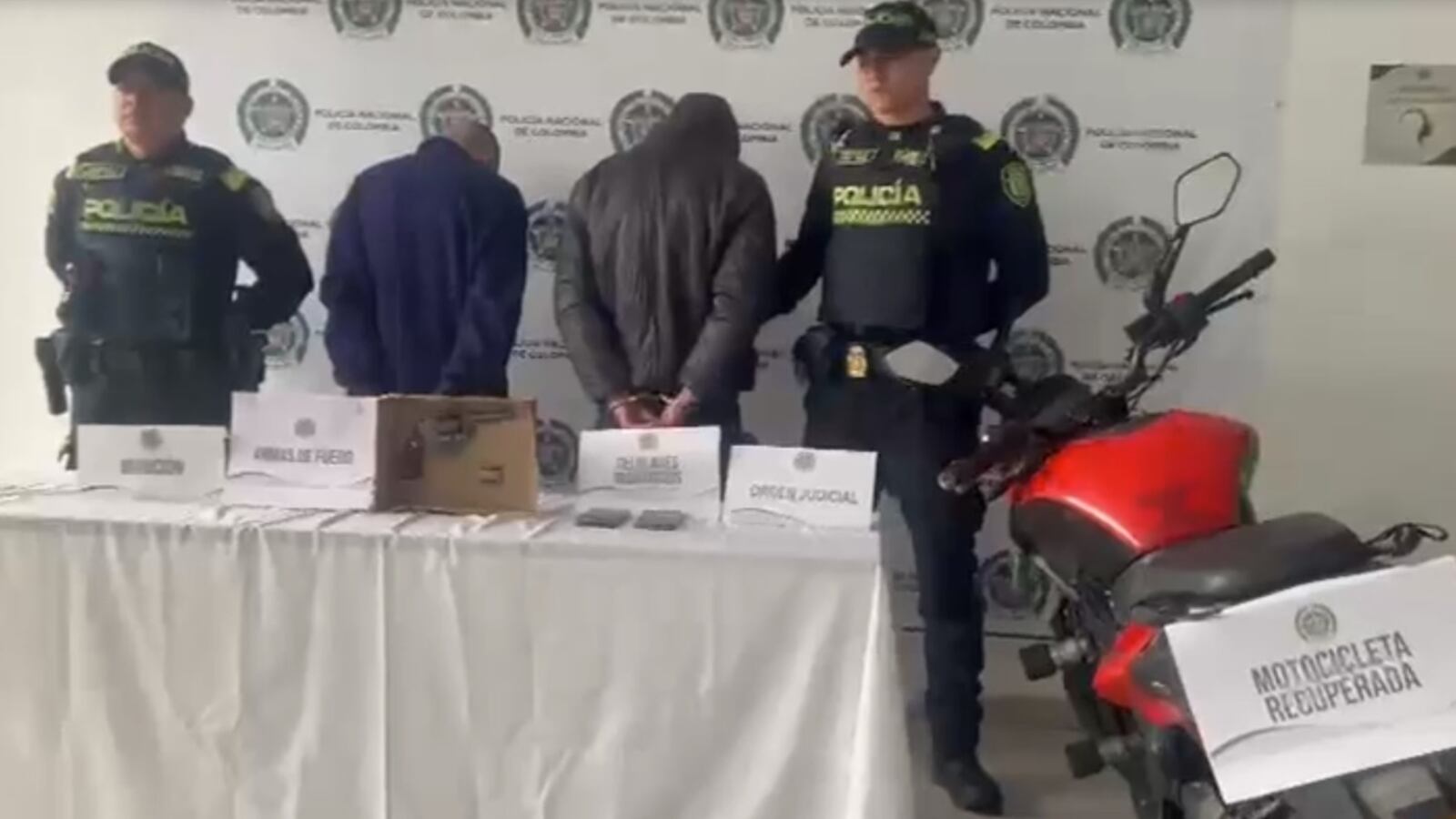 Policía de Bogotá captura a dos delincuentes quienes robaron a un ciudadano 17 millones de pesos.