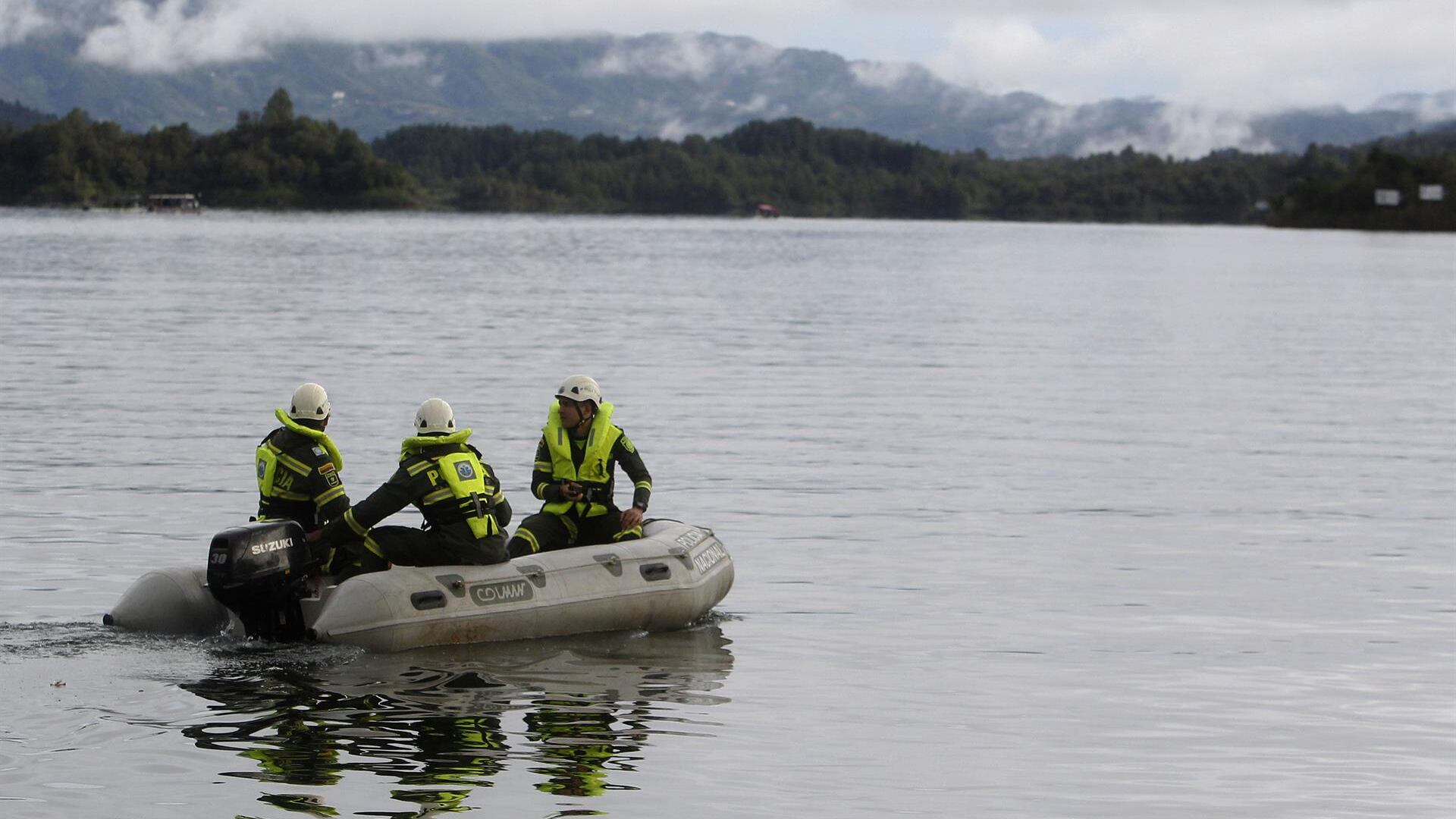 Organismos de rescate se alistan hoy, lunes 26 de junio de 2017, para continuar con las operaciones de búsqueda luego de que una embarcación con aproximadamente 170 personas se hundiera en el embalse de Guatapé al oriente de Antioquia (Colombia).