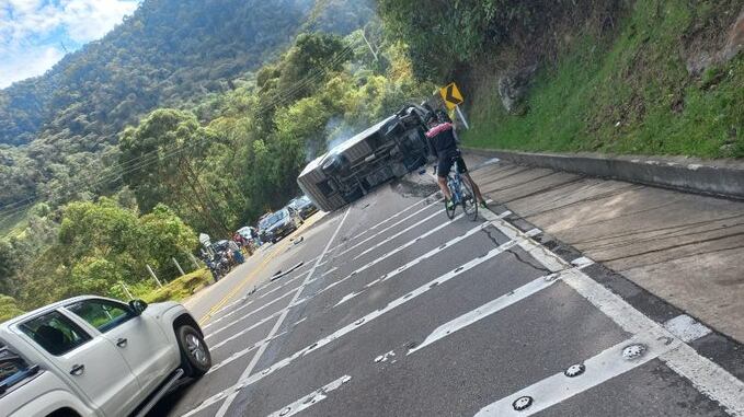 Siniestro en Cundinamarca: cinco muertos en accidente de bus de estudiantes en vía Mosquera - La Mesa.