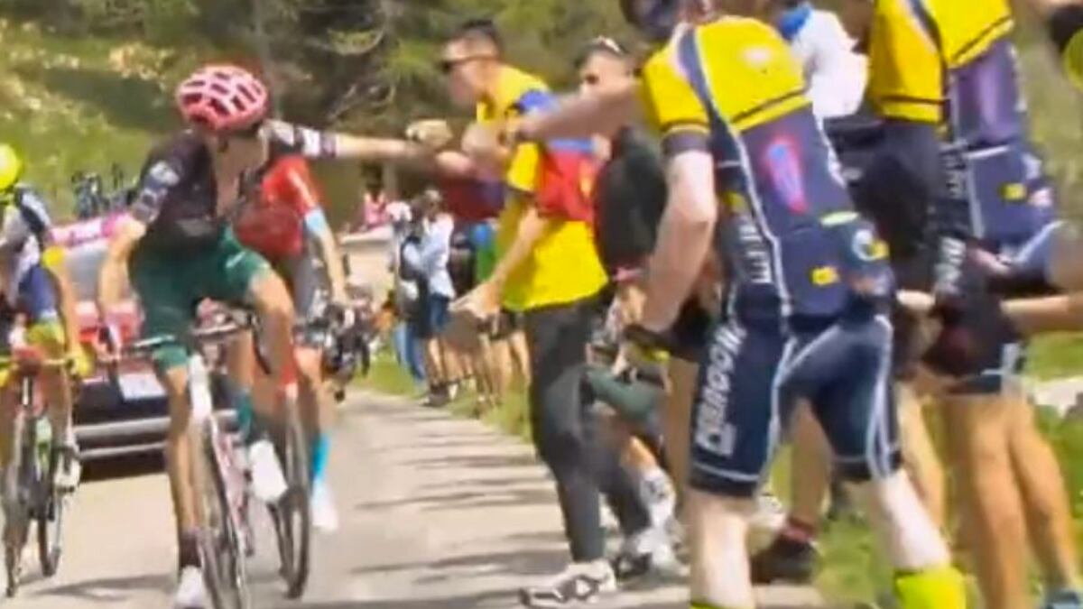 Hugh Carthy le dio un manotazo a aficionado colombiano en el Giro de Italia
