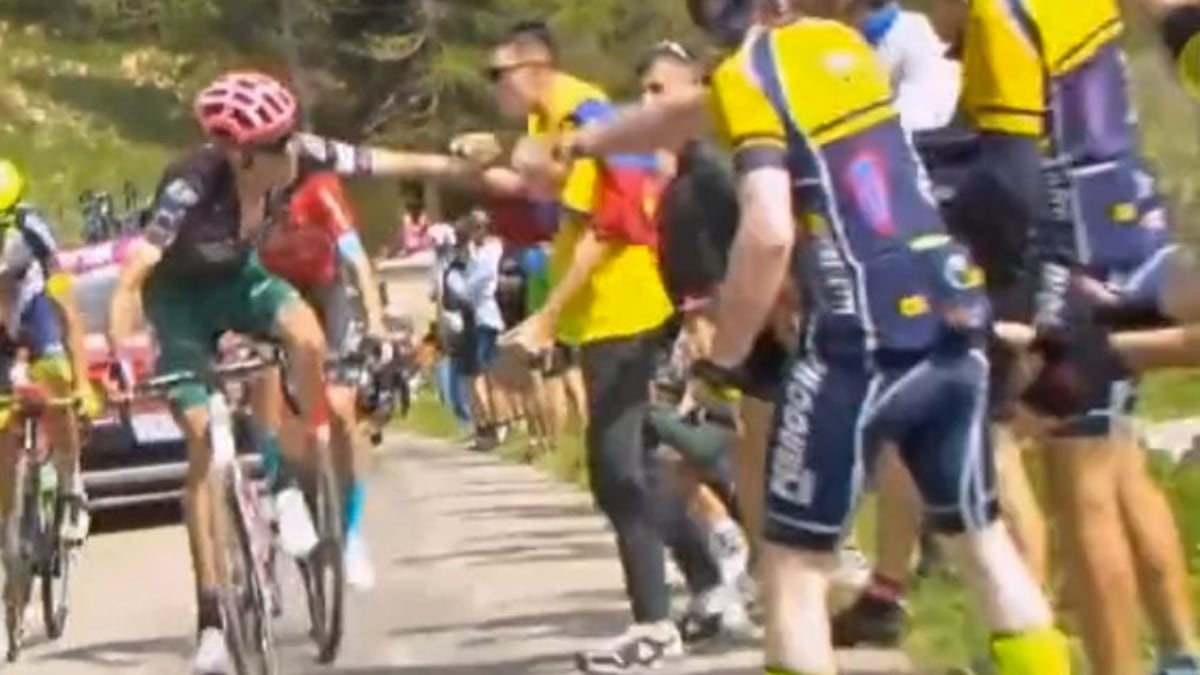Hugh Carthy le dio un manotazo a aficionado colombiano en el Giro de Italia