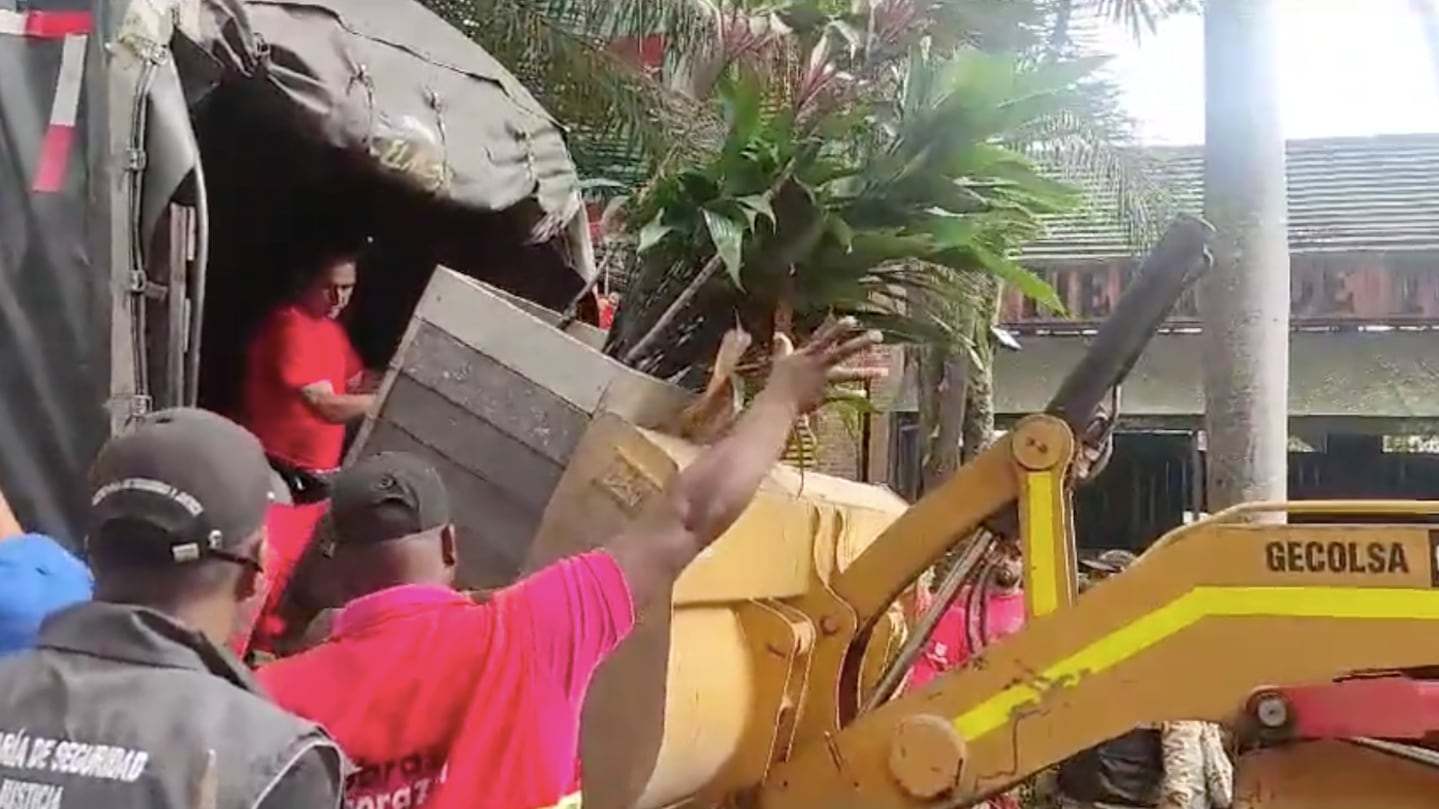 Las materas que ocupaban espacio público del Parque del Perro en Cali están siendo removidas