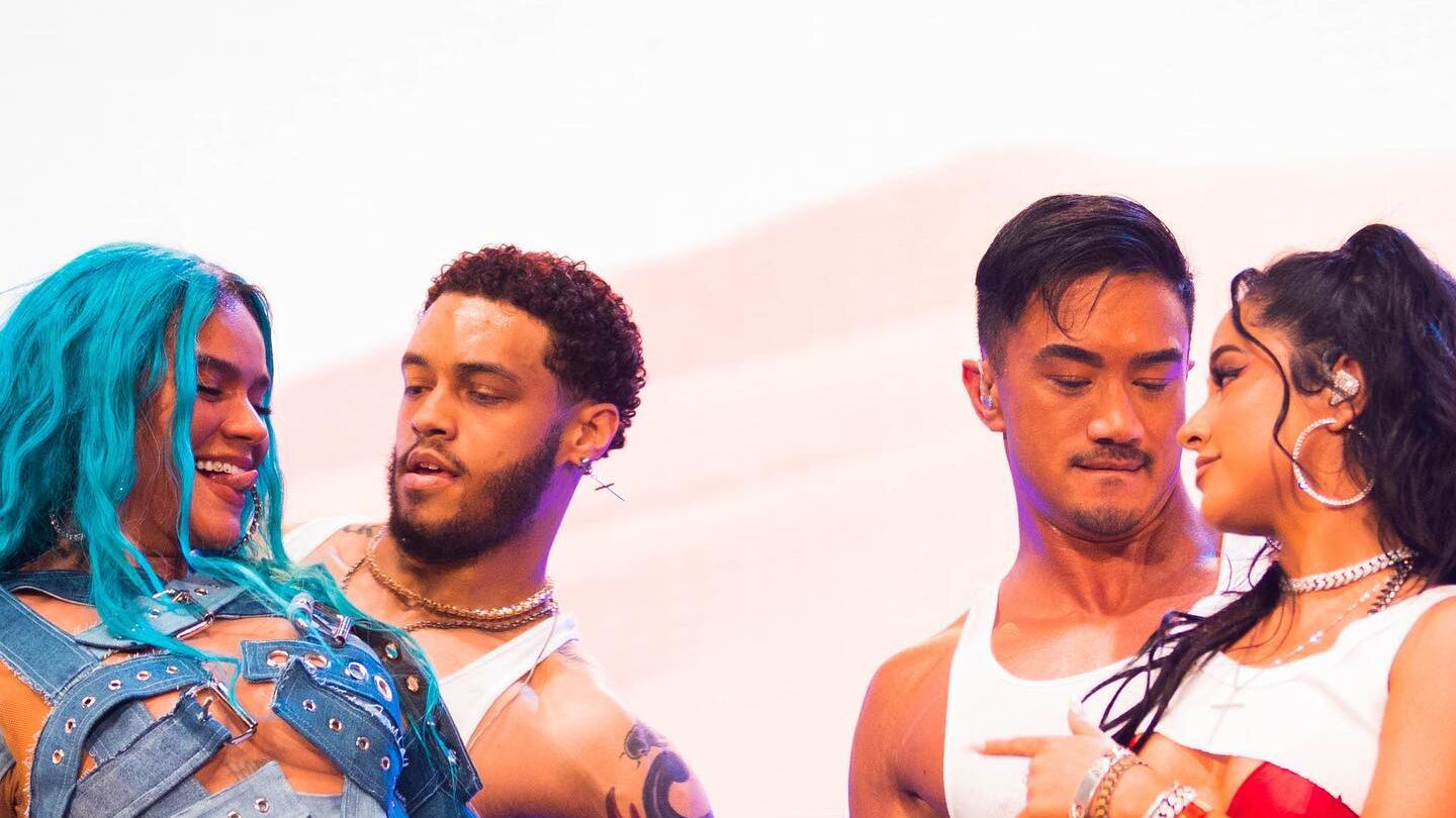 El video ‘Mamiii’ de Karol G y Becky G tiene a Mia Khalifa y Angus Cloud como protagonistas, pero ellas no aparecieron por ningún lado.