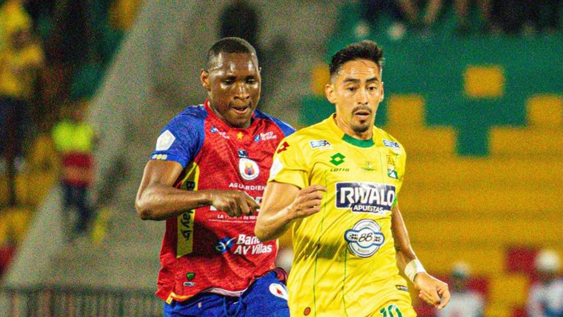 Entrenador del Pasto casi le quita el balón a un jugador del Bucaramanga en pleno partido