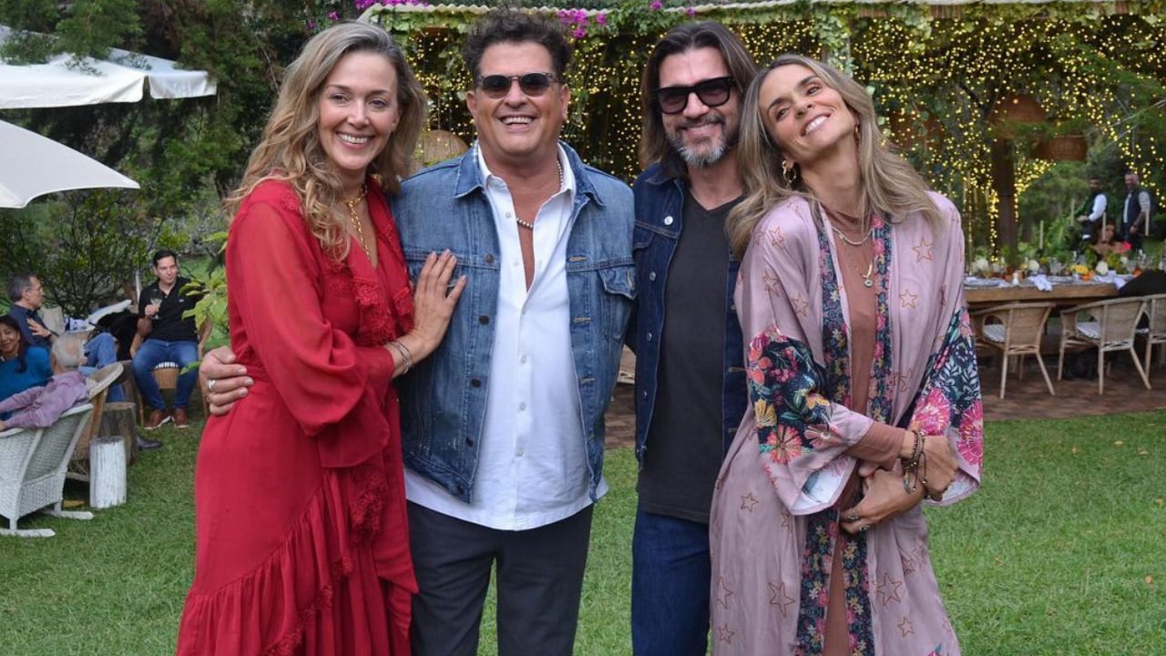 Claudia Elena Vásquez, Carlos Vives, Juanes y Karen Martínez en la celebración del cumpleaños de los cantantes.
