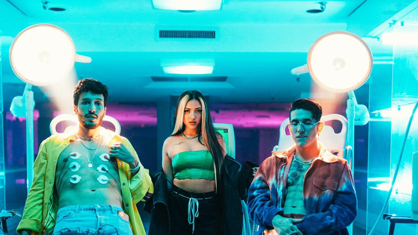 El video publicado en el canal de YouTube de Sebastián Yatra ya lleva desde su estreno hace pocas horas más de 200 mil visititas, mientras que en Spotify 1 millón 500 mil reproducciones