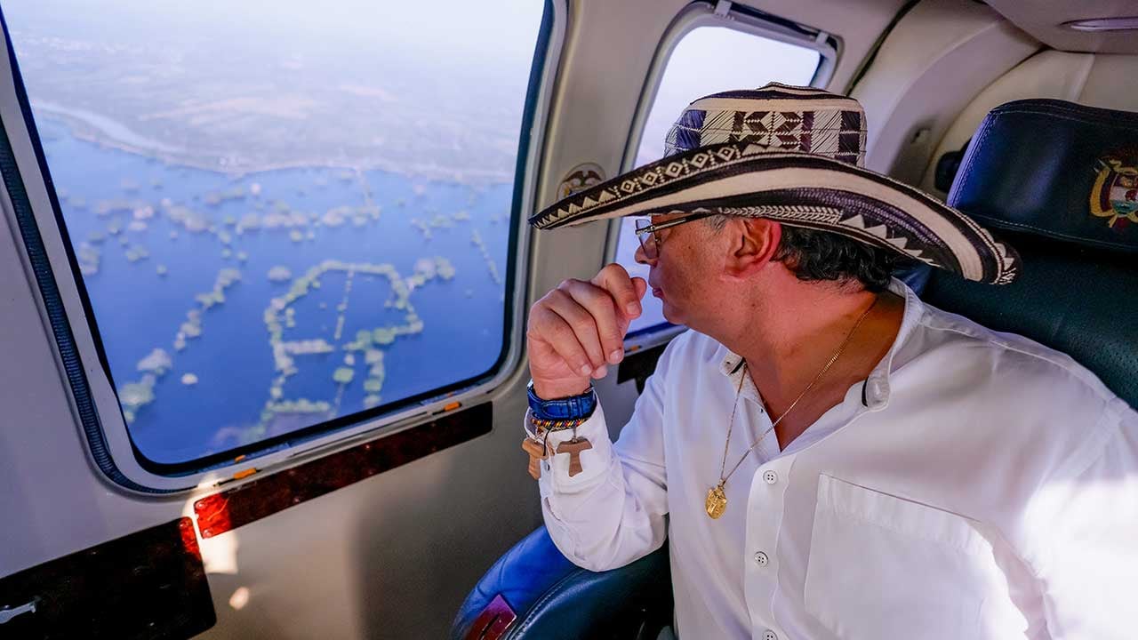 Petro sobrevoló la zona inundada del bajo Sinú y convocó a la población a identificar diques y jarillones “que no sirven”