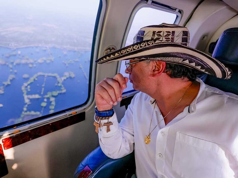 Petro sobrevoló la zona inundada del bajo Sinú y pidió identificar diques y jarillones “que no sirven”