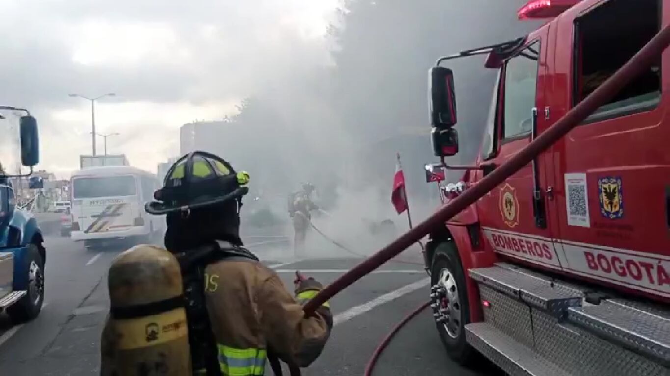 La moto que se prendió fuego causó un enorme trancón.