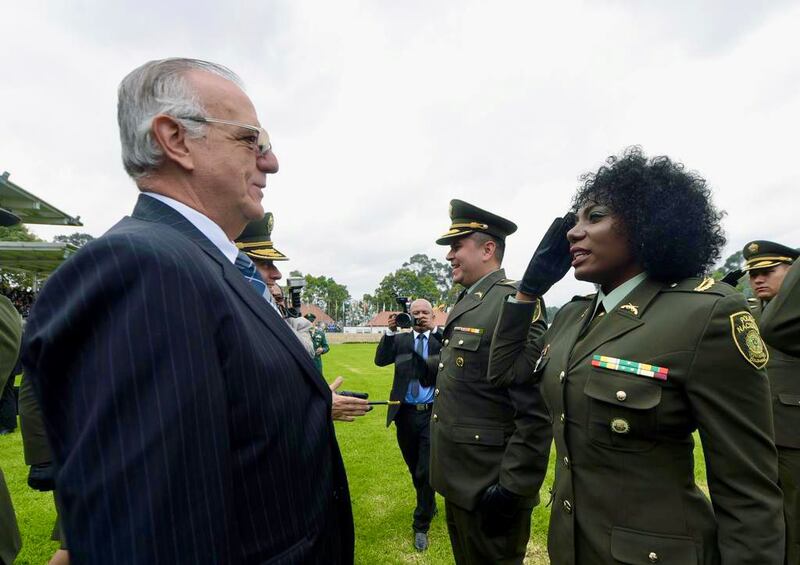 Martha Liliana Chaverra, mayor de la Policía Nacional, primera mujer afro en lucir su cabello suelto cumpliendo su deber