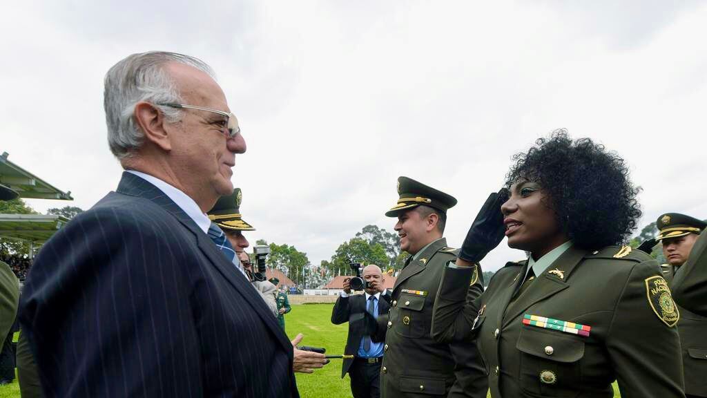 Martha Liliana Chaverra, mayor de la Policía Nacional, primera mujer afro en lucir su cabello suelto cumpliendo su deber