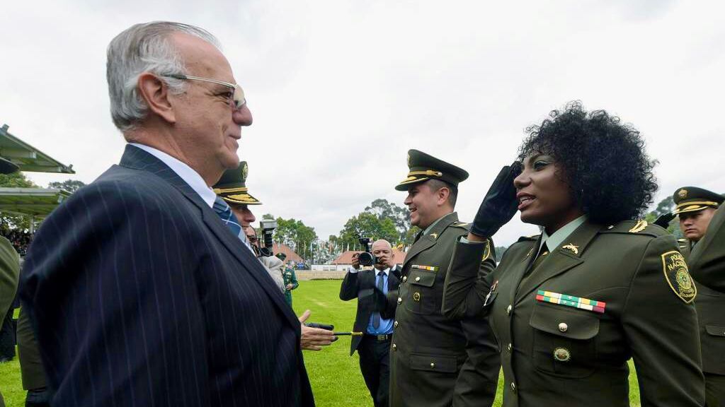 Martha Liliana Chaverra, mayor de la Policía Nacional, primera mujer afro en lucir su cabello suelto cumpliendo su deber