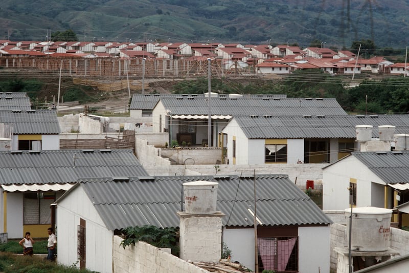 Varios cientos de casas. Betty Elder.