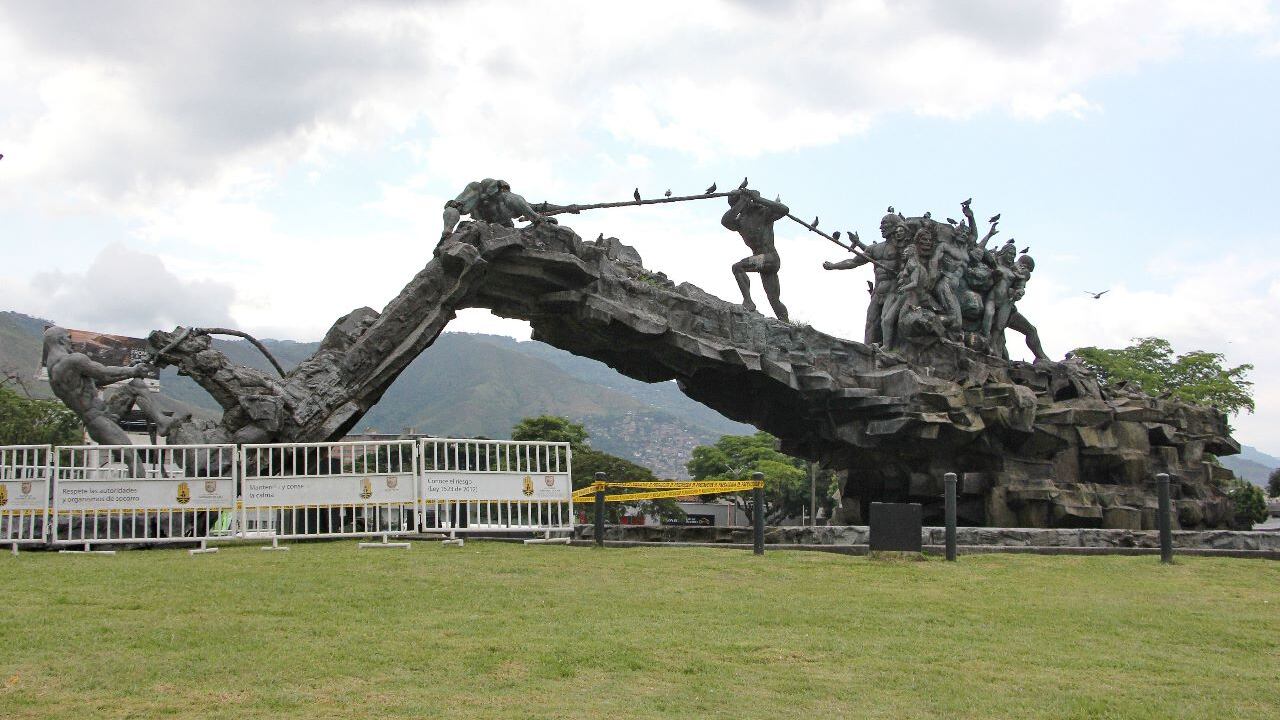 En horas de la mañana de este jueves 26 de abril se fracturó en dos el Monumento a la Solidaridad en Cali.