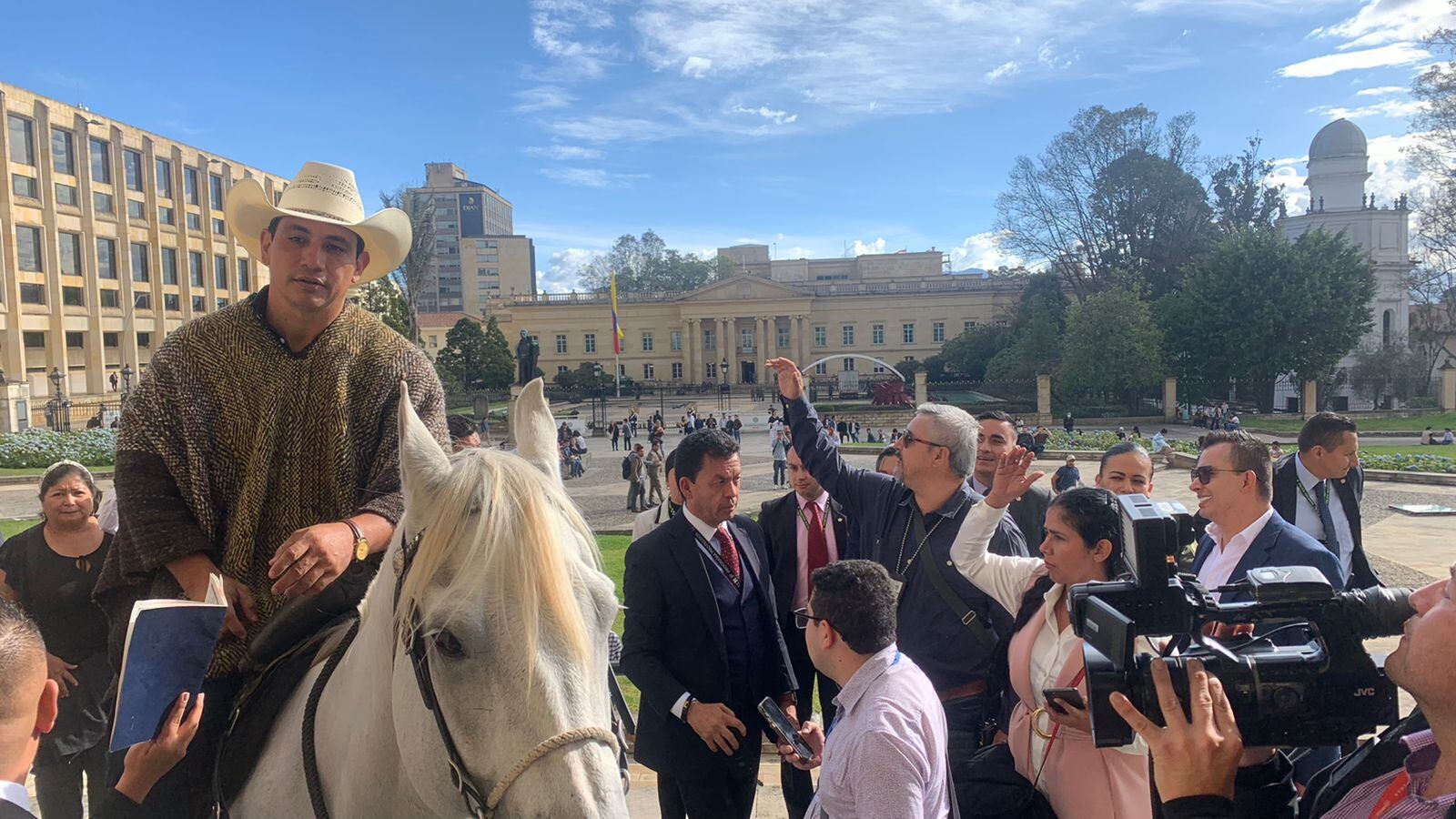 Alirio Barrera llegó a caballo al Congreso
