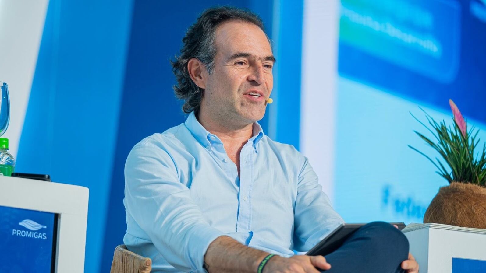 Foto desde el Congreso de Naturgas en Barranquilla, el alcalde de Medellín, Fico Gutiérrez.