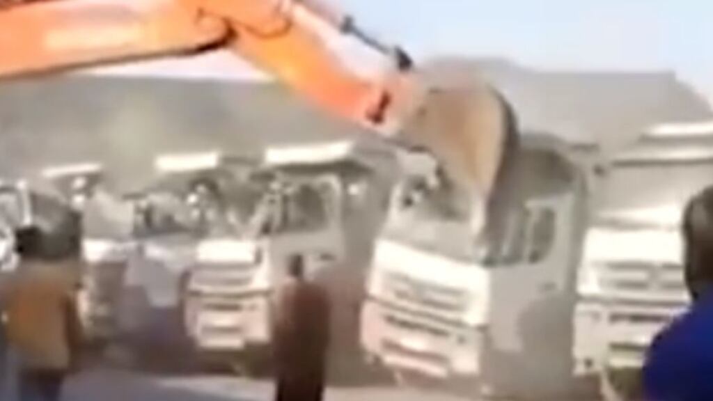 Hombre destruye camiones con una excavadora en protesta por no recibir su salario