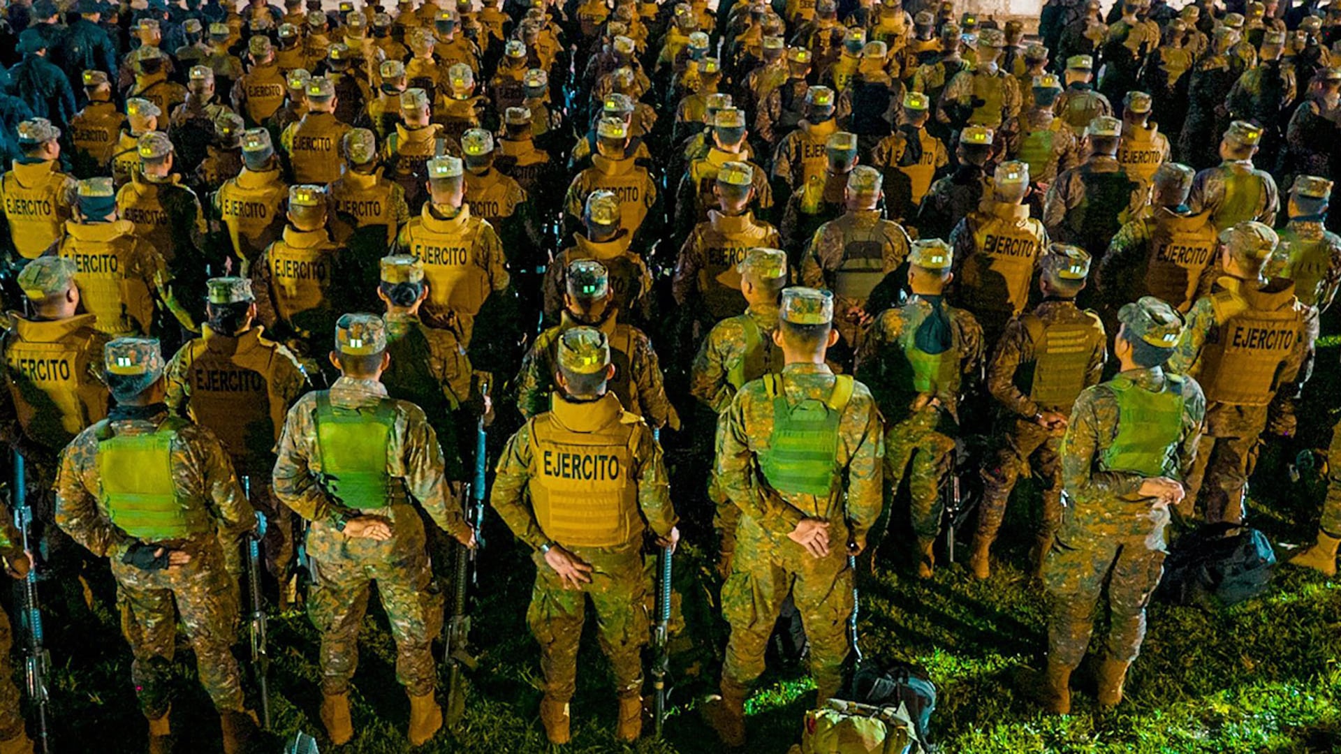 Fotografía cedida por el Ministerio de Defensa que muestra a agentes que hacen parte de un operativo hoy, en Soyapango (El Salvador). Unos 10.000 miembros de la Fuerza Armada y de la Policía Nacional Civil (PNC) fueron desplegados hoy en el municipio populoso de Soyapango para "extraer" a pandilleros que aún no han sido capturados y continuar la "guerra contra las pandillas".
