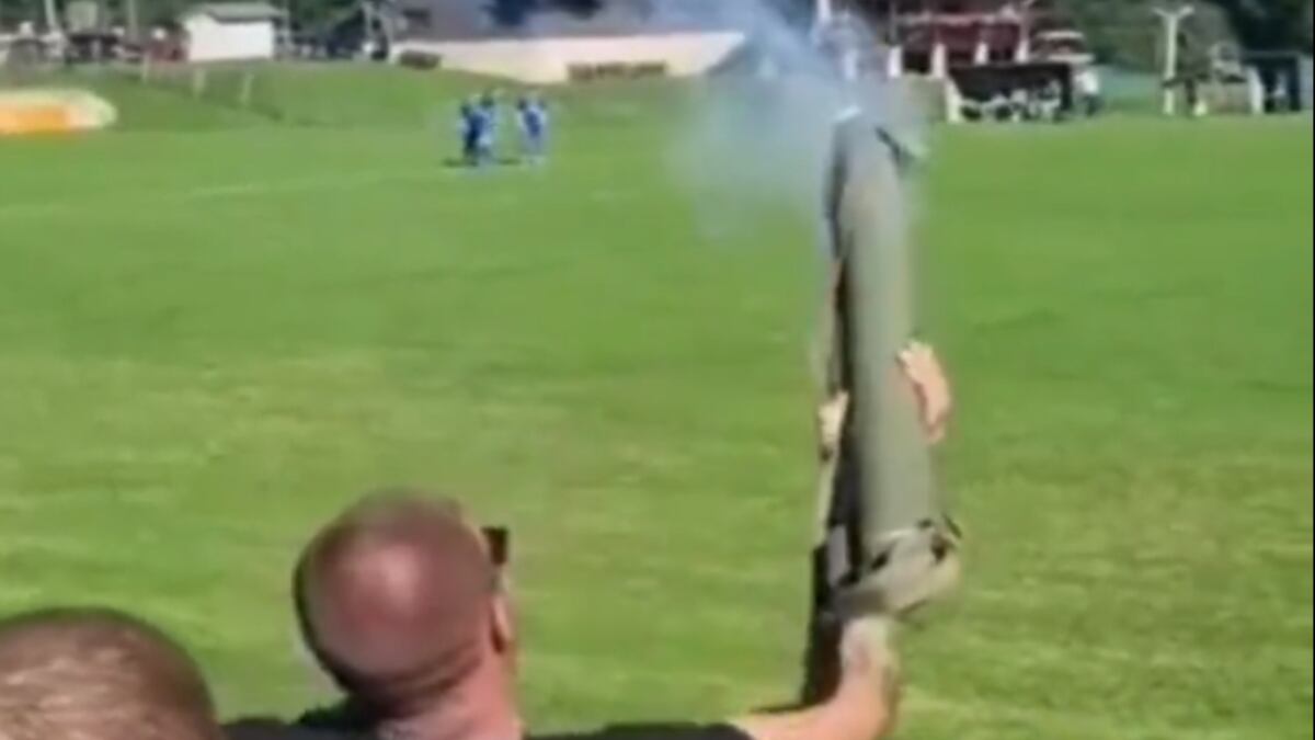 Con un lanzagranadas, ‘hinchas’ dispararon contra jugadores en un partido