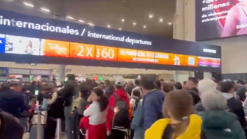 ¿Viaja hoy? Vea cómo están las filas en El Dorado: reportan colapso en migración a esta hora