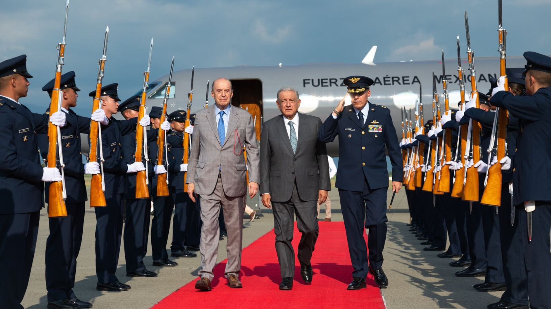 López Obrador llega a Colombia en su primera visita oficial para reunirse con Petro