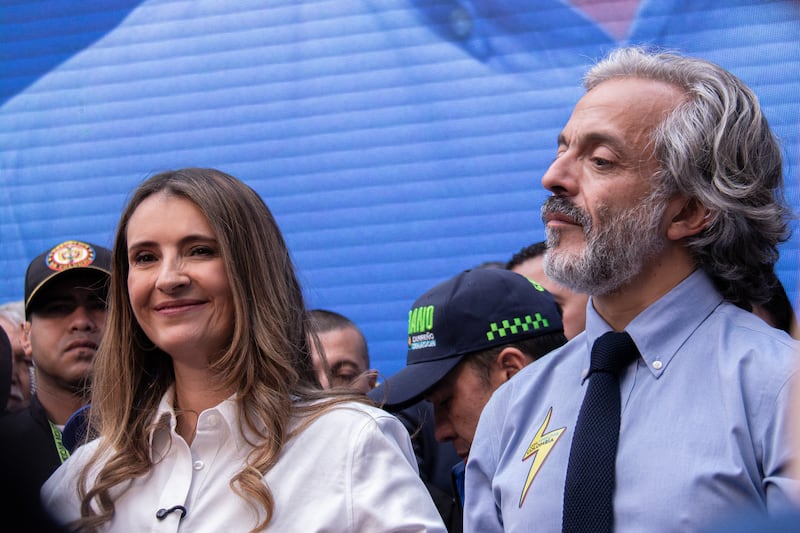 “La presidenta soy yo”: roce entre Paloma Valencia y Juan Daniel Oviedo por idea de poner a Álvaro Uribe como MinDefensa