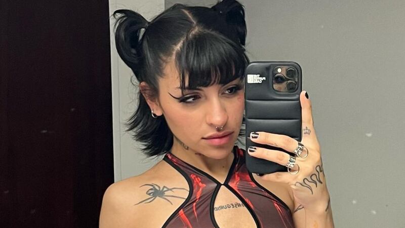 Cazzu disfruta como nunca de su soltería: en vestido corto y sensual mientras baila en un club nocturno