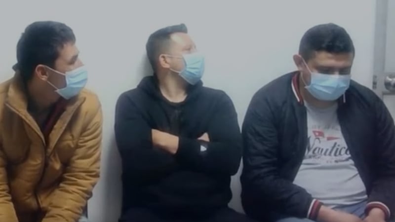 Qué belleza: Pillan a tres policías transportando droga y panfletos del ELN en pleno centro de Bogotá