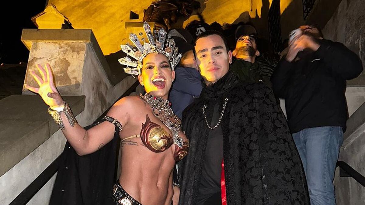 Aseguran que Andrea Valdiri "adora al diablo" por publicar polémicas fotos de Halloween