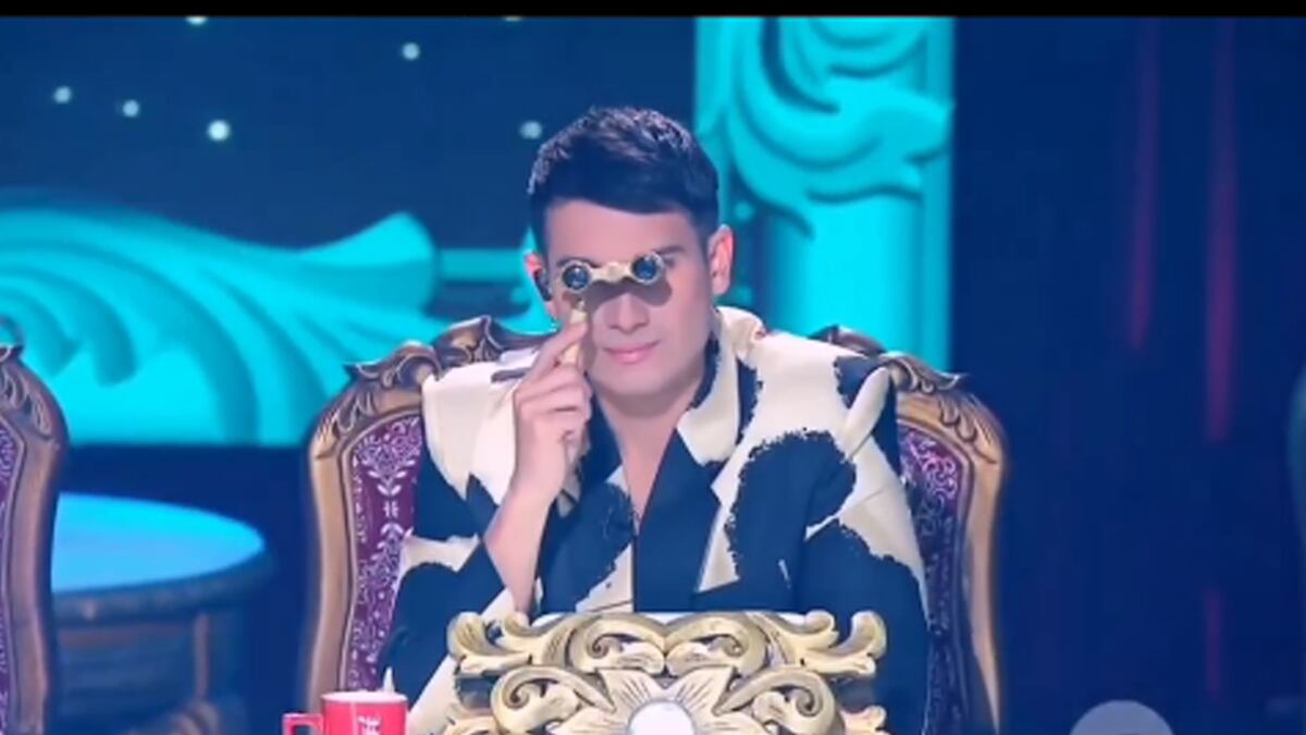 Pipe Bueno usó los binoculares de Amparo Grisales para ver más de cerca a una participante de Yo me llamo