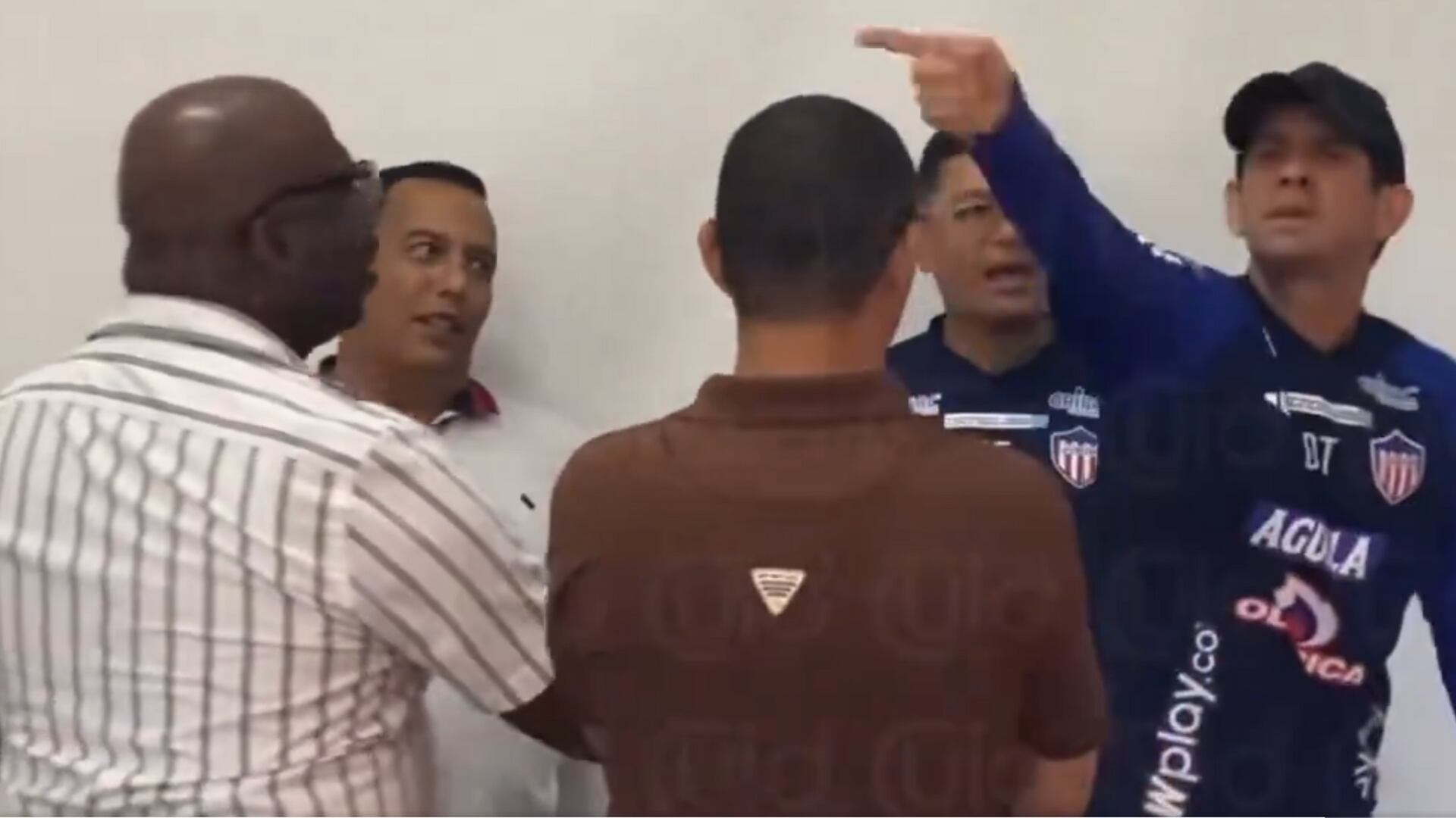 Arturo Reyes se salió de casillas en rueda de prensa