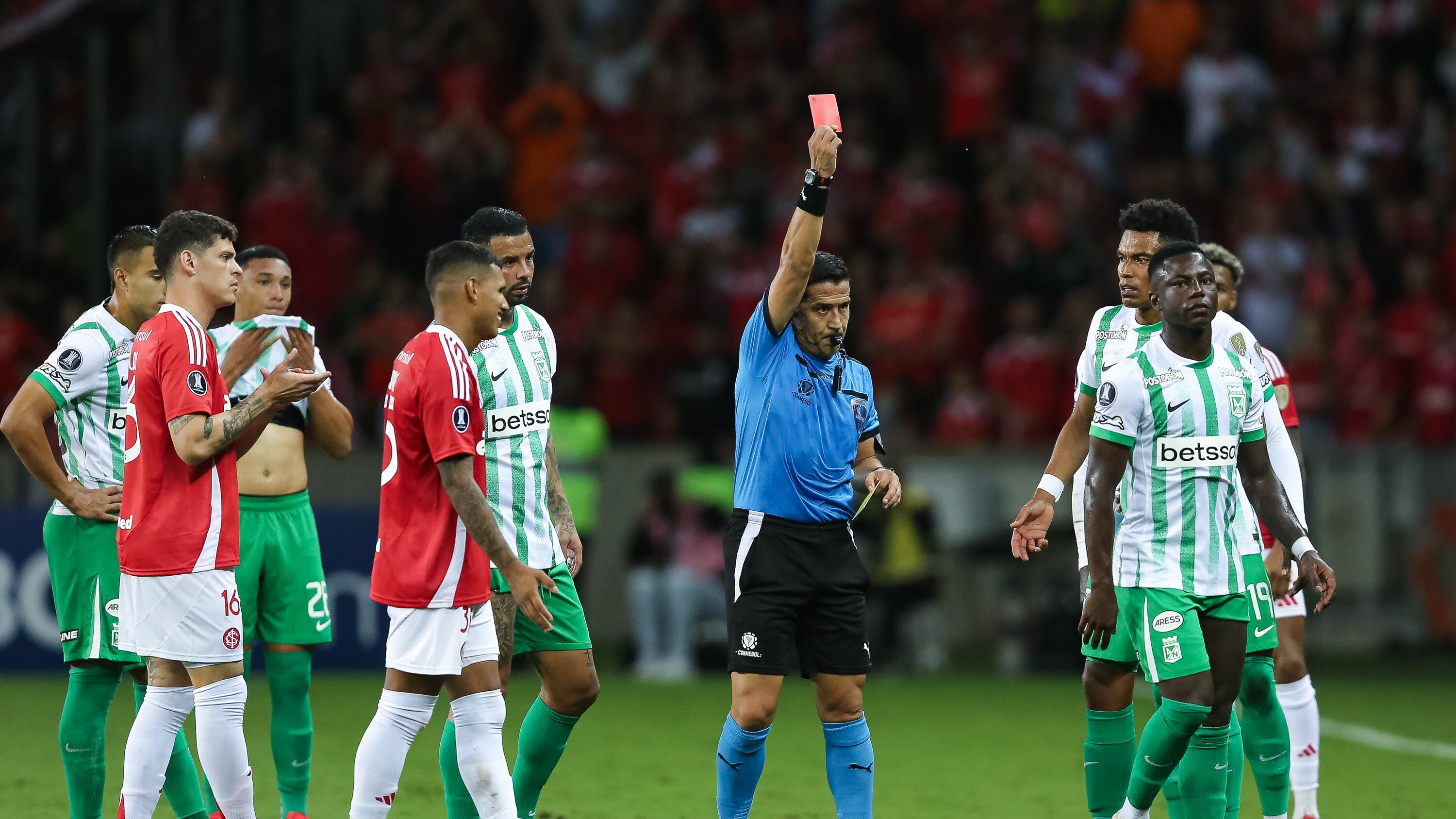 Se reveló el audio del VAR que explica la expulsión de Marino Hinestroza en la Libertadores