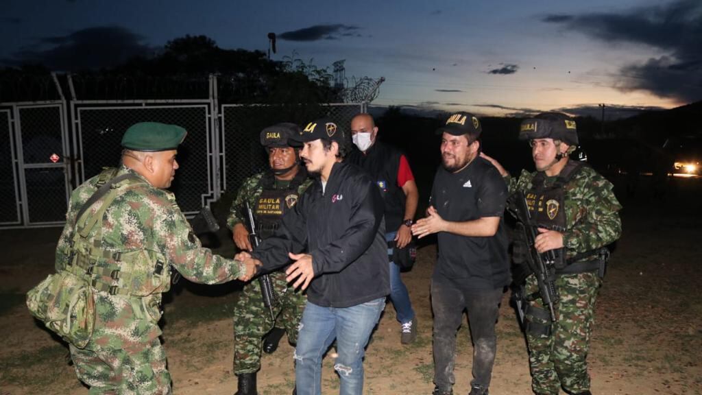ELN secuestró a dos personas. Ejército las liberó y así fue el reencuentro con sus familias.