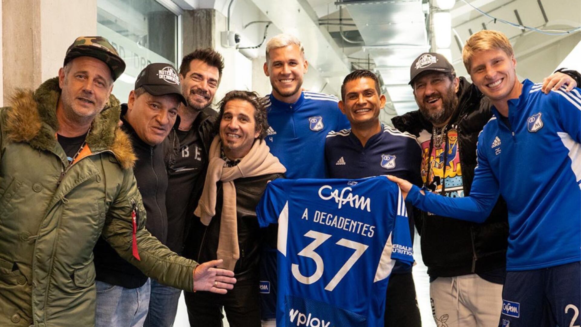 Los auténticos Decadentes apoyaron a Millonarios en el partido contra América