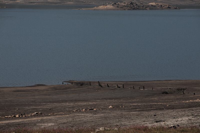 Detalle del bajo nivel de agua en el Embalse de San Rafael, en el municipio de La Calera, Cundinamarca, durante el ‘Fenómeno del Niño’ en abril de 2024