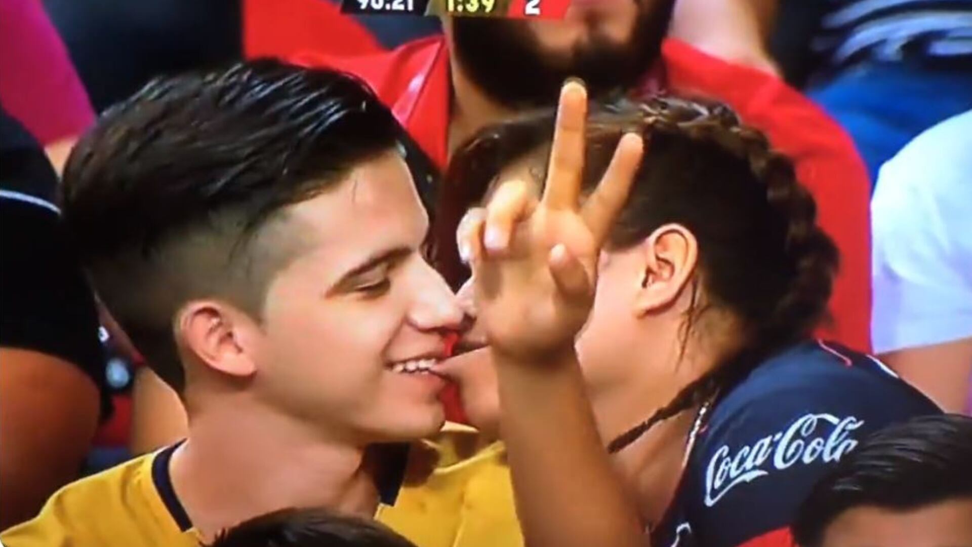 Hincha de Pumas besa a hincha de Atlas