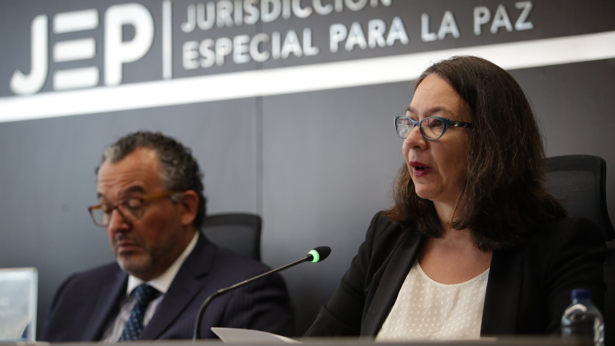 Roberto Carlos Vidal, presidente de la JEP y Catalina Díaz, magistrada de la Sala de Reconocimiento de Verdad de la JEP