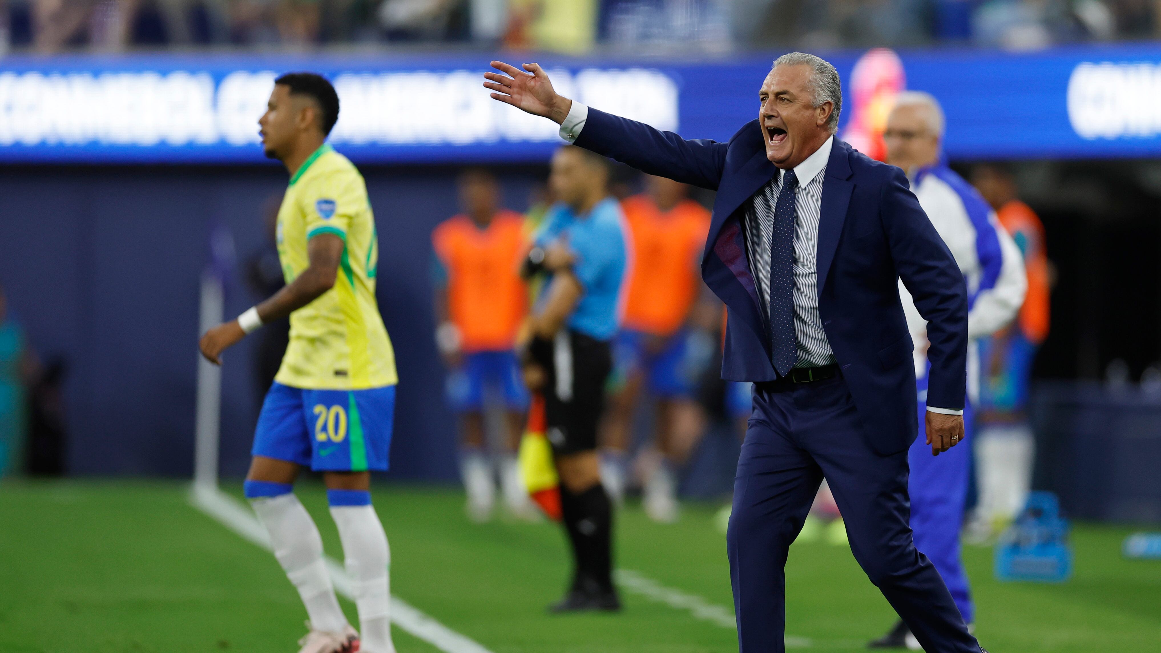 Gustavo Alfaro es candidato para ser nuevo DT de selección que fracasó en Copa América