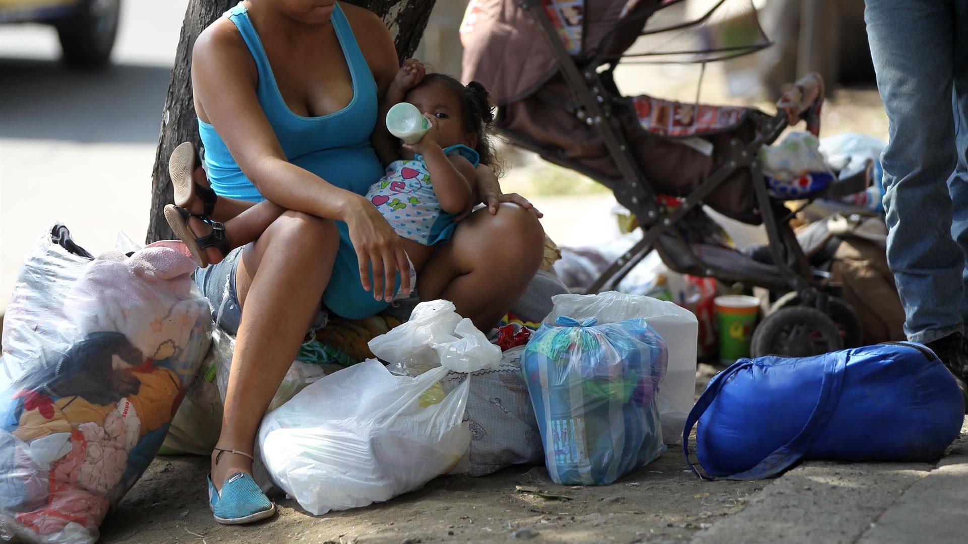 Mujer migrante venezolana y su hija en Cali.