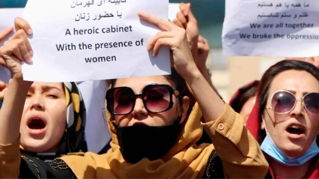 Talibanes dispersan una protesta de mujeres con gases y tiros al aire