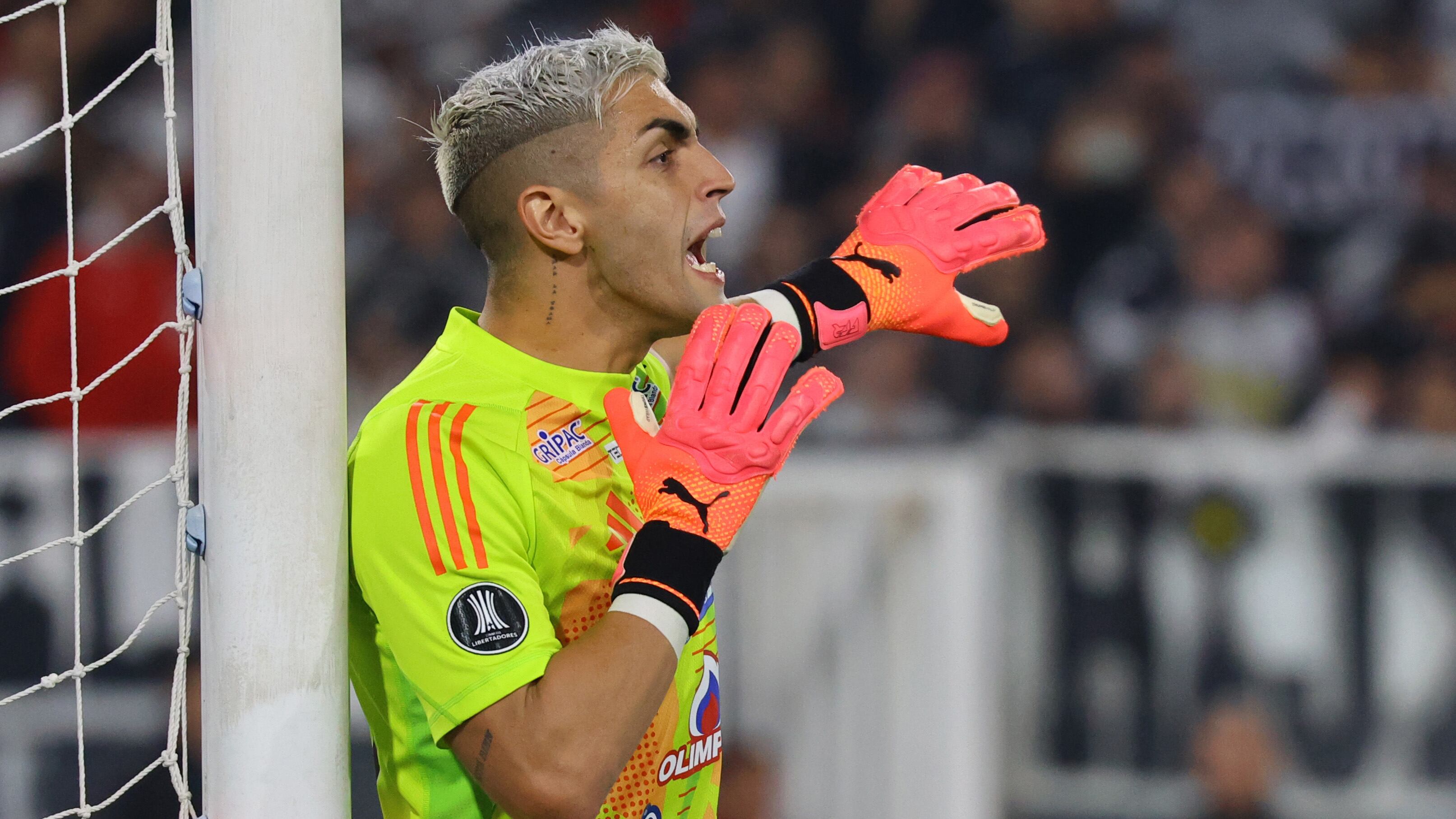 Santiago Mele se desahogó de la eliminación con violencia ante lo primero que se encontró