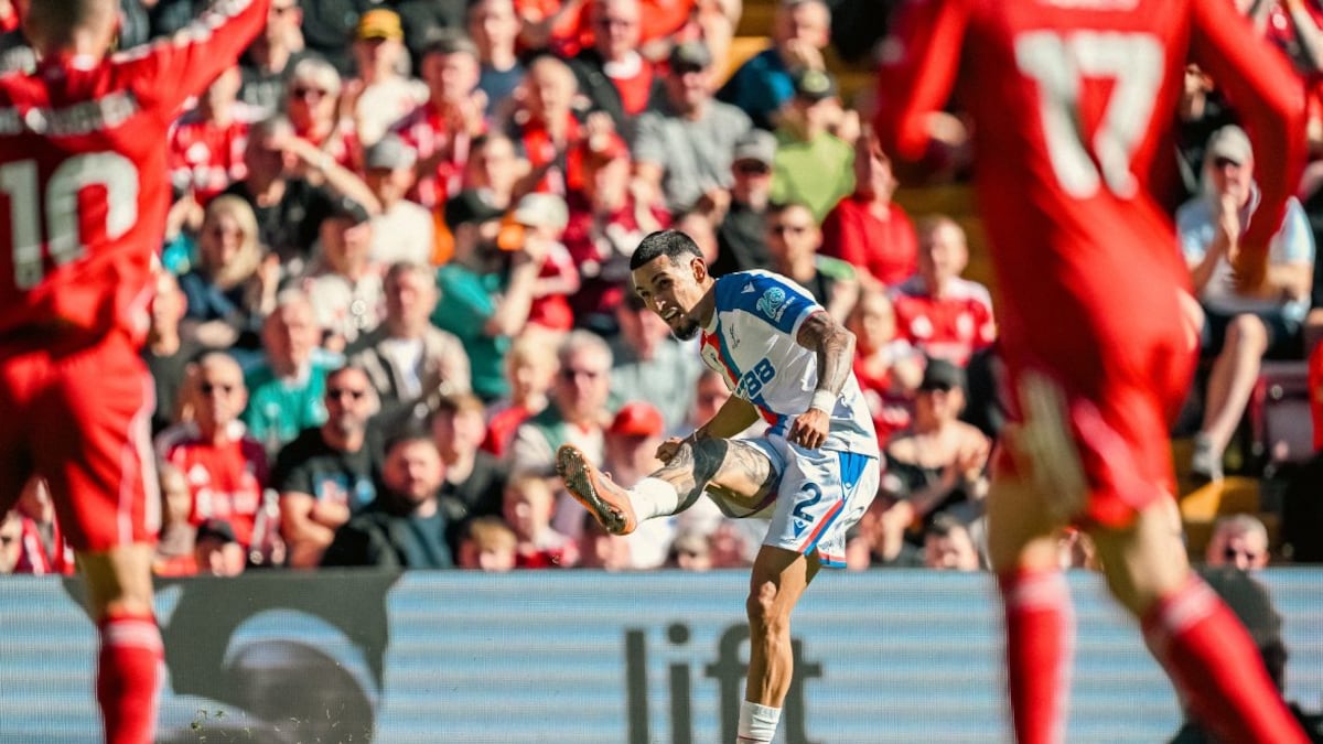 Daniel Muñoz, en el ojo del huracán en Inglaterra: su gol ante Liverpool desató polémica