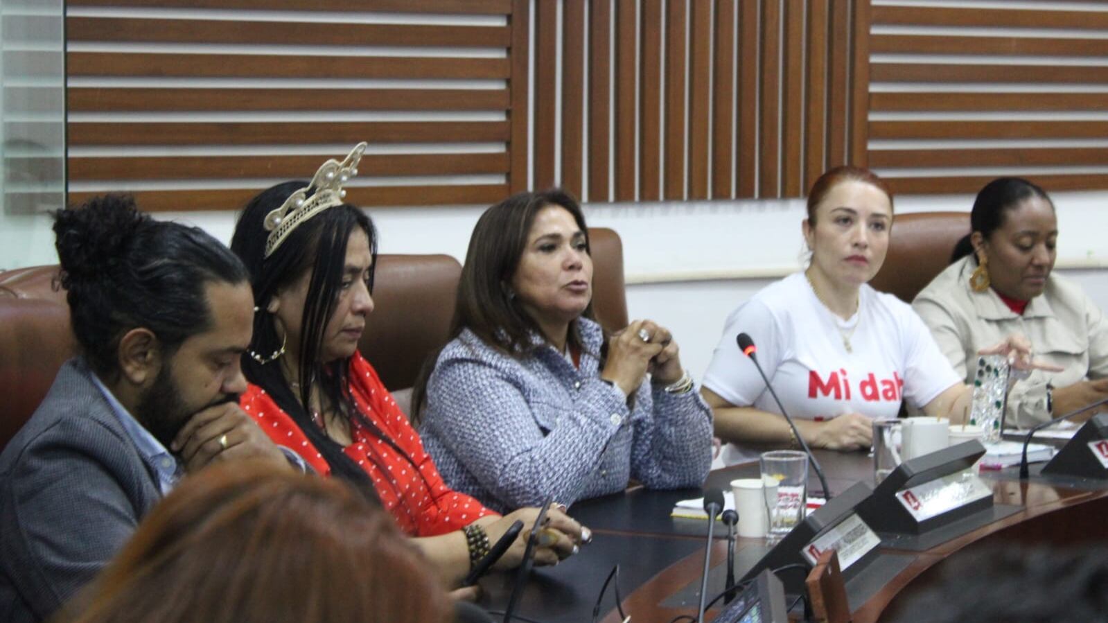 La representante a la Cámara por las islas, Elizabeth Jay-Pang Díaz.