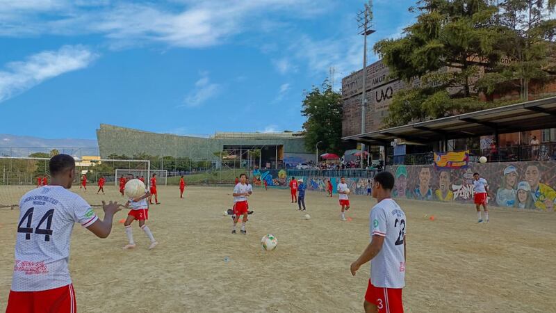 Equipo de la comuna 13 de Medellín abre sus puertas a jóvenes de todo el país que sueñan con jugar fútbol