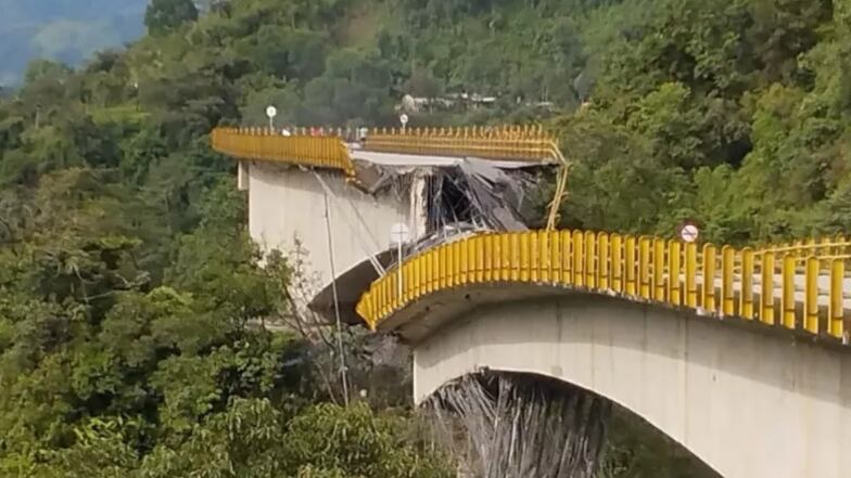 Puente Los Grillos colapsado.